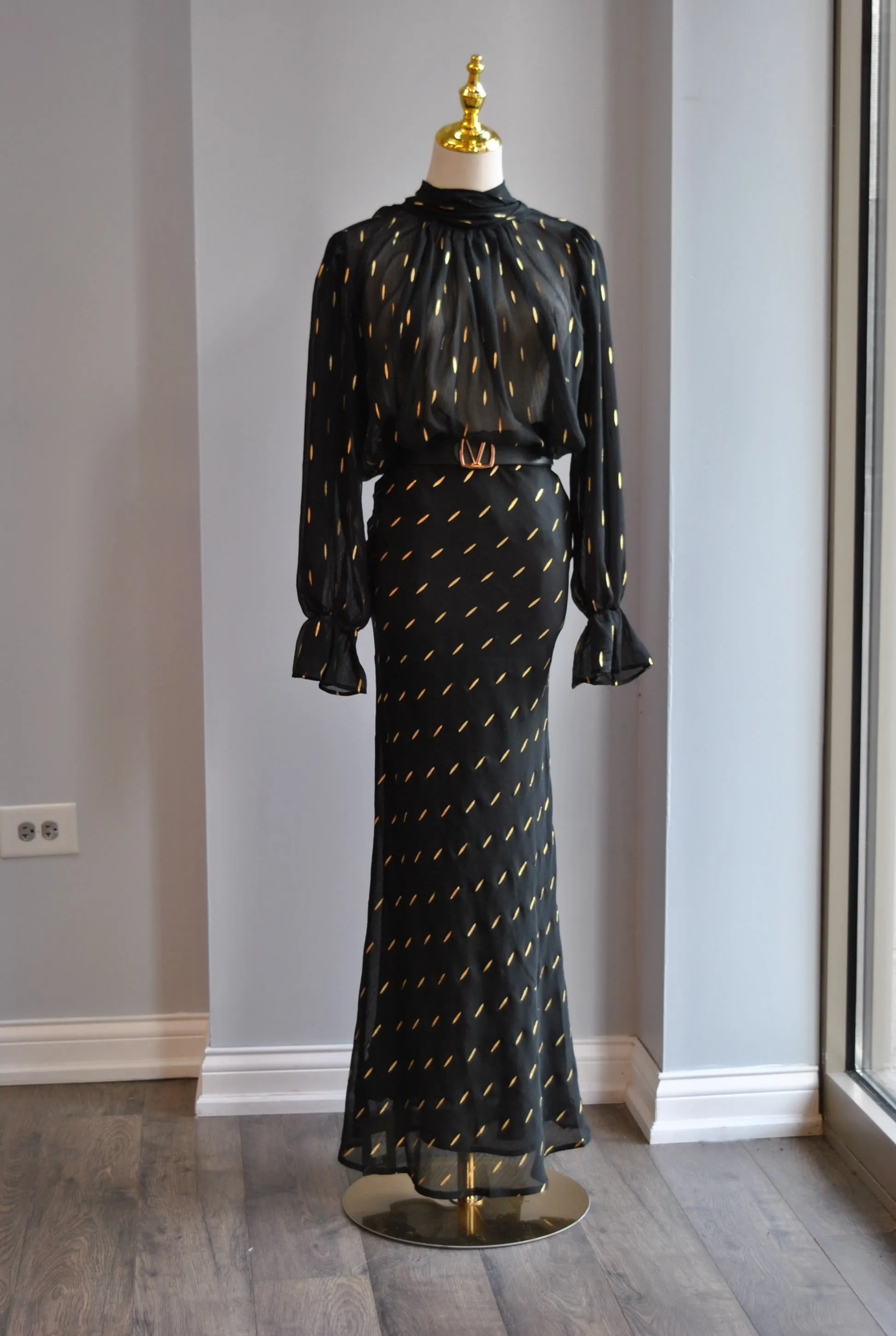 BLACK AND GOLD SET